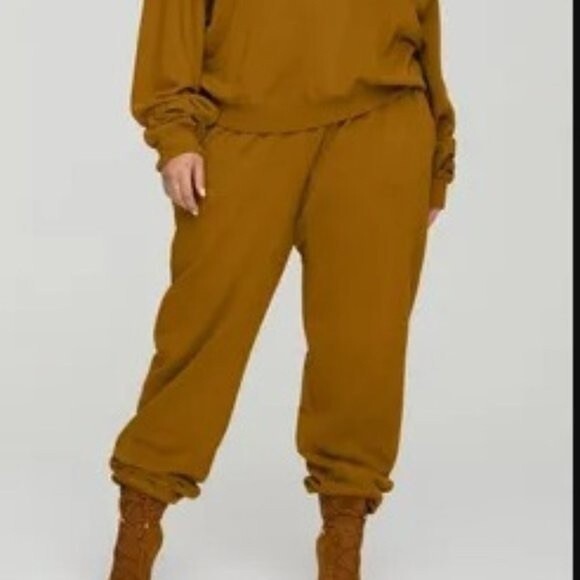 Good American Boyfriend Sweatpants - Picture 1 of 6